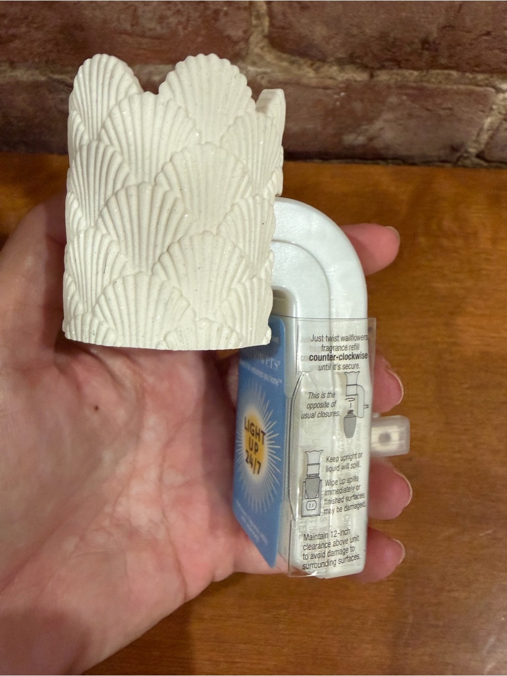 Bath & Body Works White Scallop Sea Shells Textured light up wallflower plug in - Picture 2 of 2